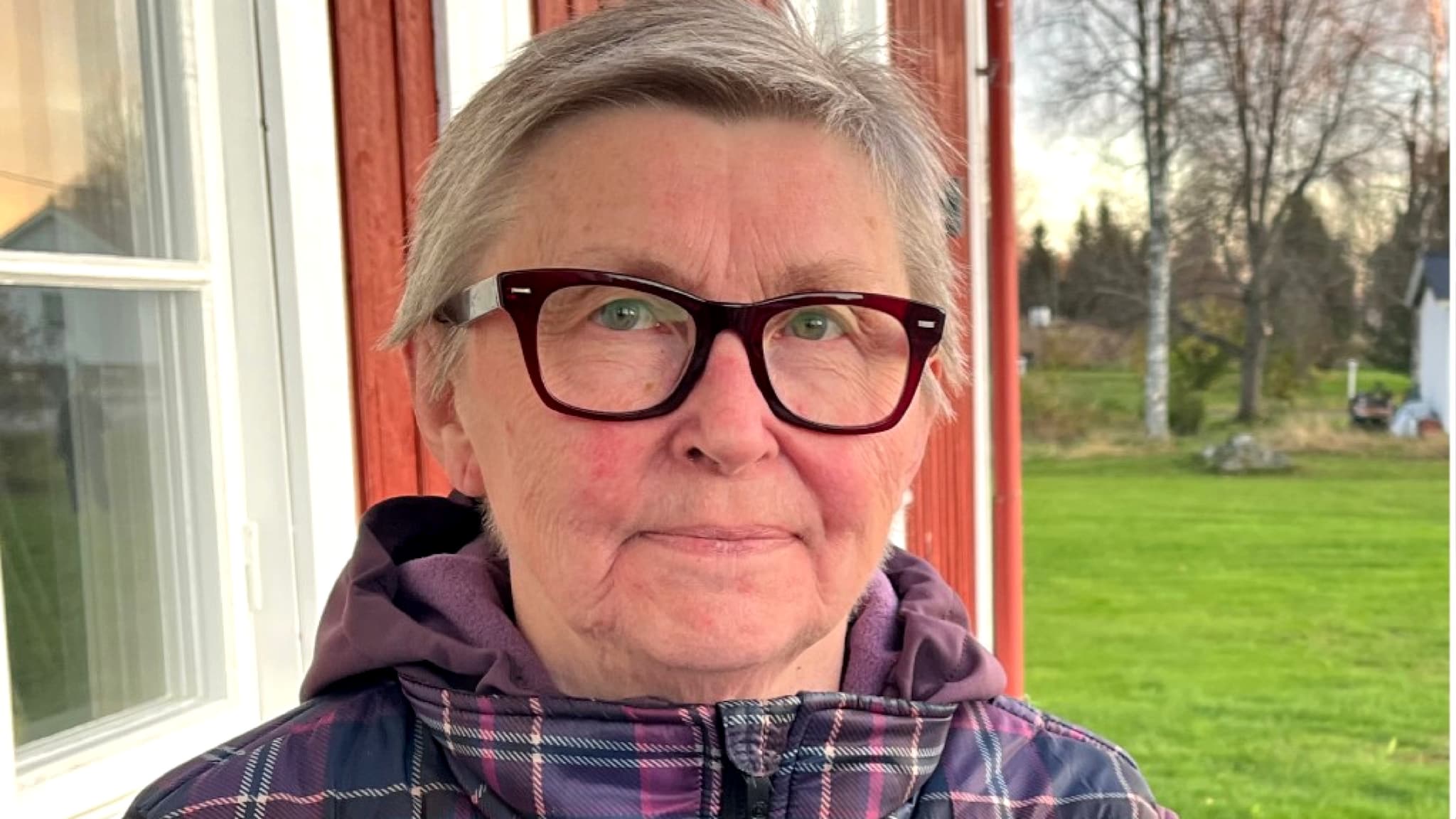 En person står framför ett rött hus klädd i en rutig jacka. På andra bilden syns en vit kyrkobyggnad med en blå himmel i bakgrunden. Kyrkan har en tydlig huvudingång med ramp.