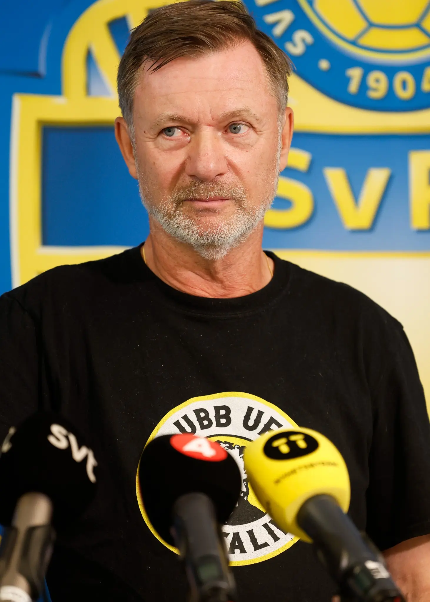 Sveriges förbundskapten Peter Gerhardsson sitter på läktaren under matchen mellan Danmark och Sverige i damernas fotbolls-EM 2025 på Stade de Genève, Schweiz.