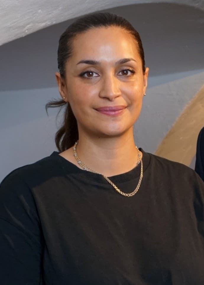 Rojda Sekersöz, regissör, och Martin Wicklin, Söndagsintervjuns programledare.
