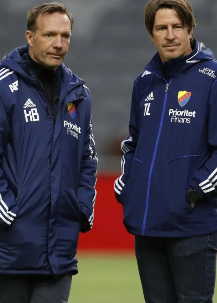 Djurgårdens tränare Kim Bergstrand och Thomas Lagerlöf står på planen i träningskläder före fotbollsmatchen mot Falkenbergs FF på Tele2 Arena i Allsvenskan.