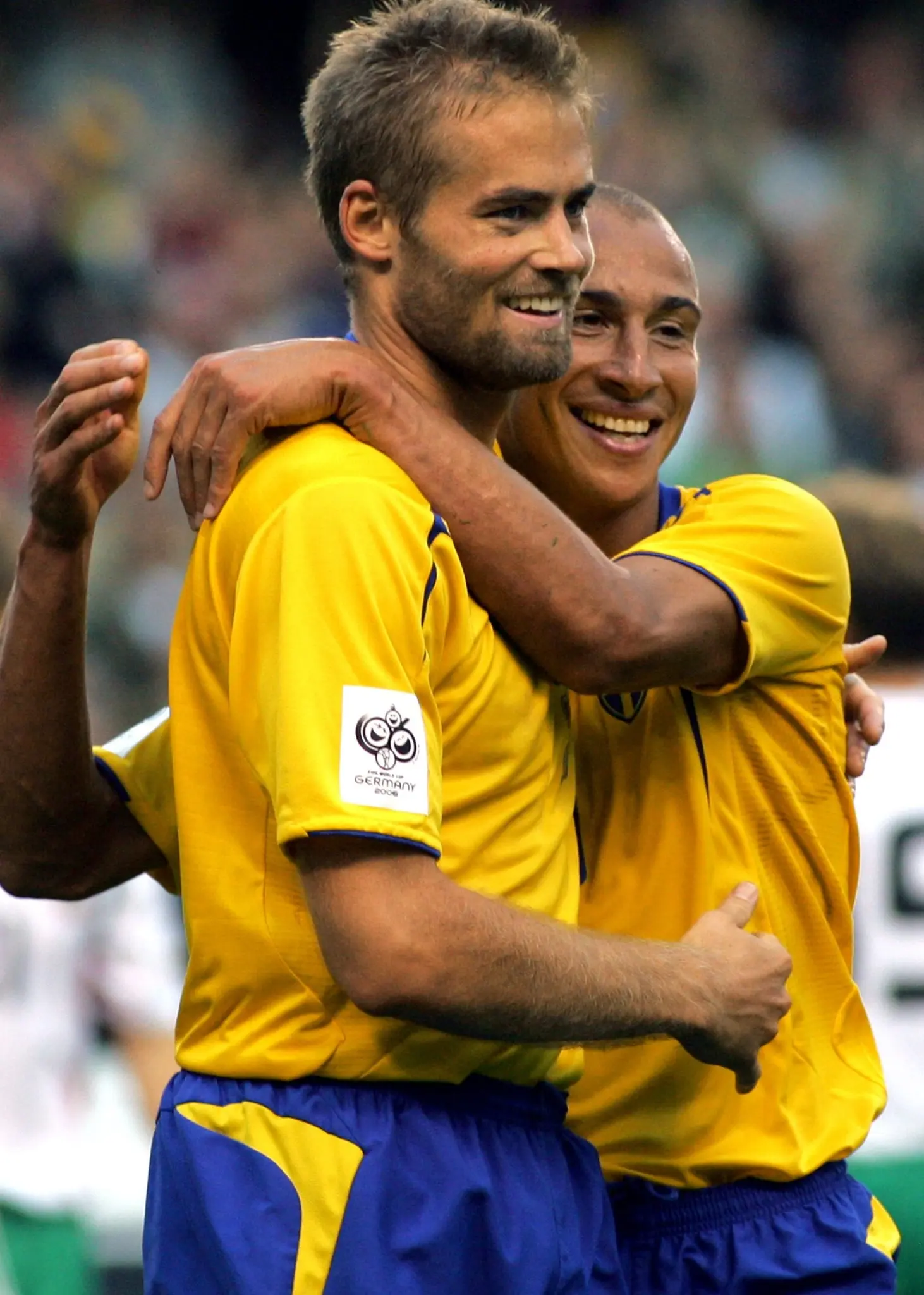Olof Mellberg gratuleras av Henrik Larsson.