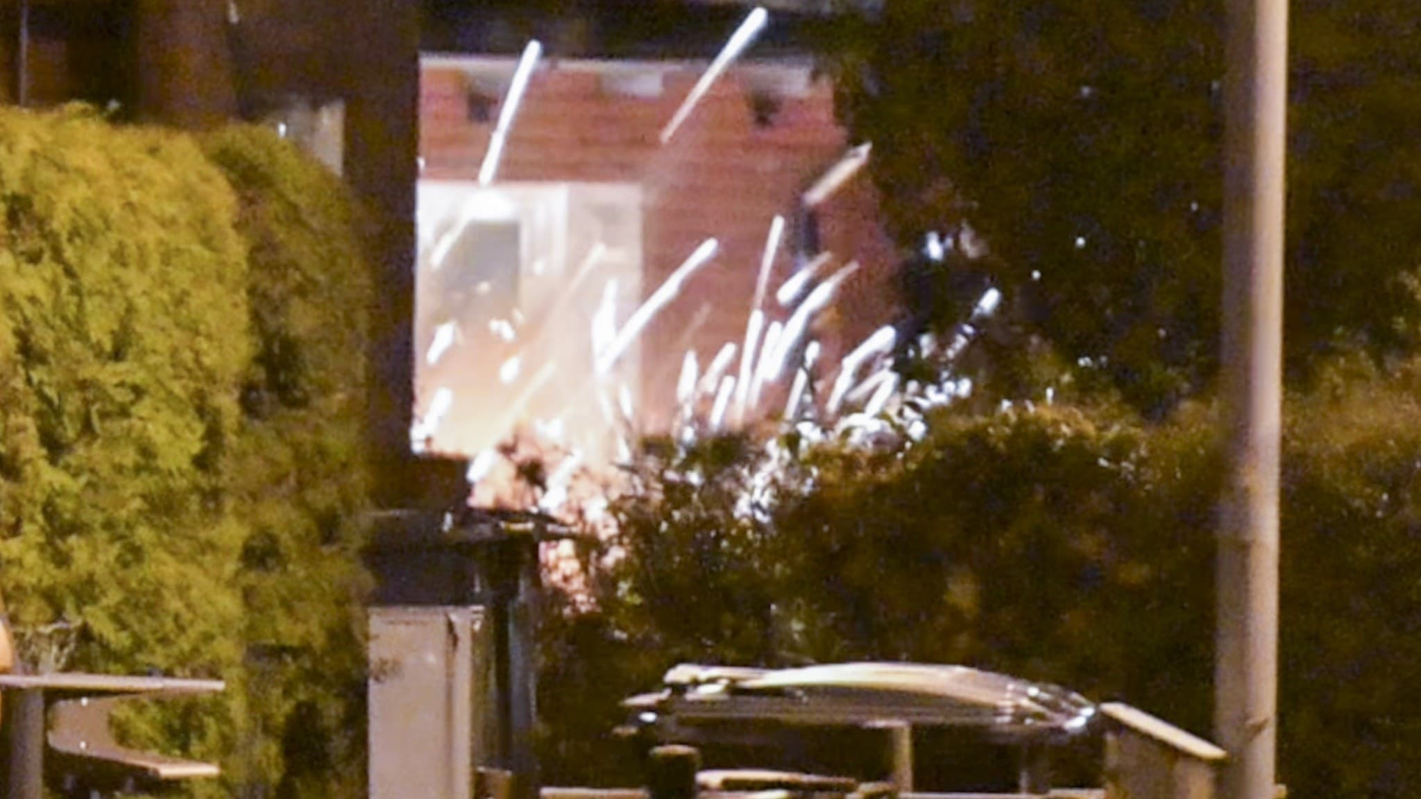 Bild från Finja där polisens bombtekniker har genomfört en kontrollerad detonation av misstänkta handgranater. Explosionen lyser upp området med gnistor och rök nära bostadshus.