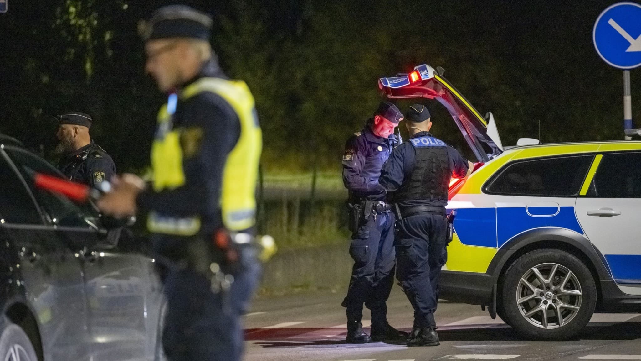 Polis på plats i Finja utanför Hässleholm, med avspärrningar och insatsfordon.