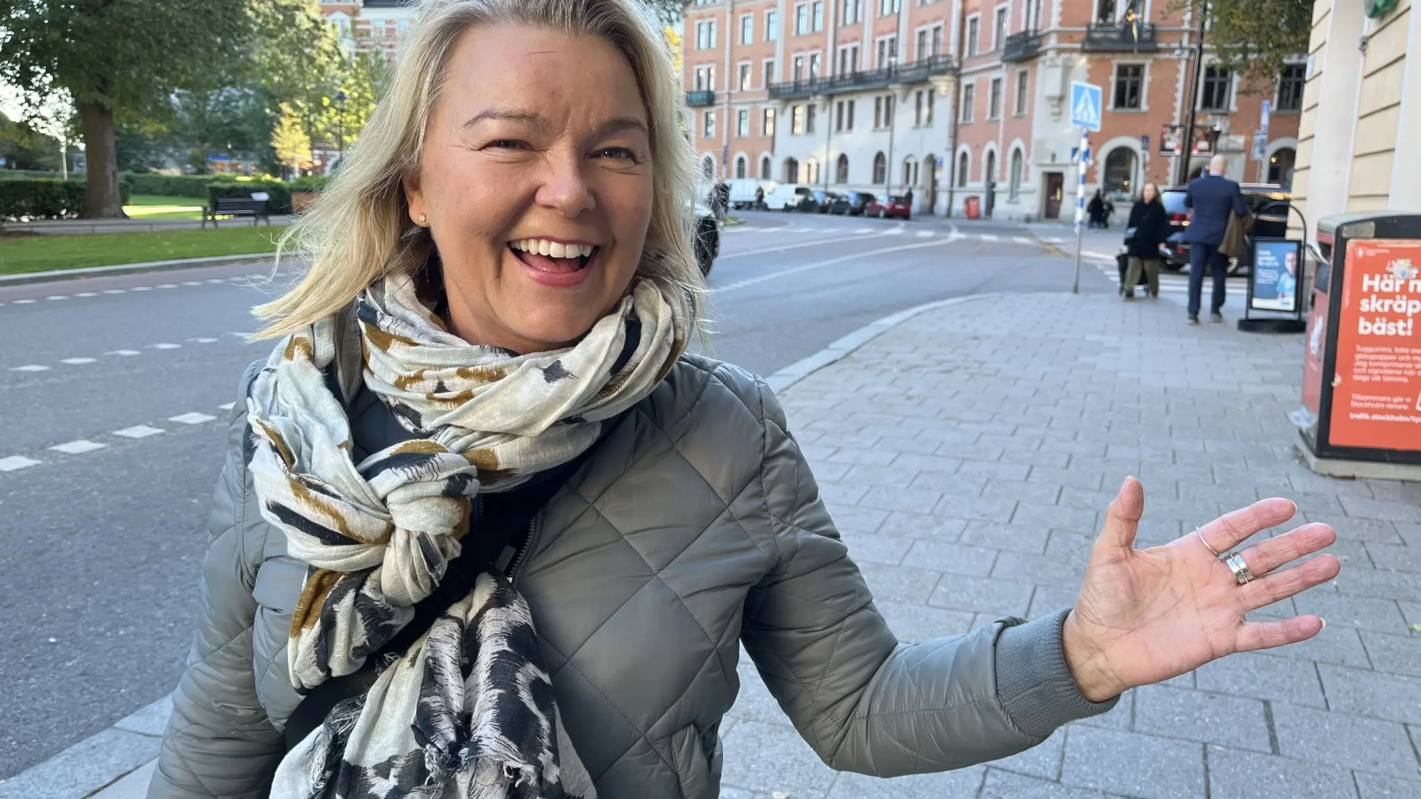 Glad kvinna som sträcker ut handen.