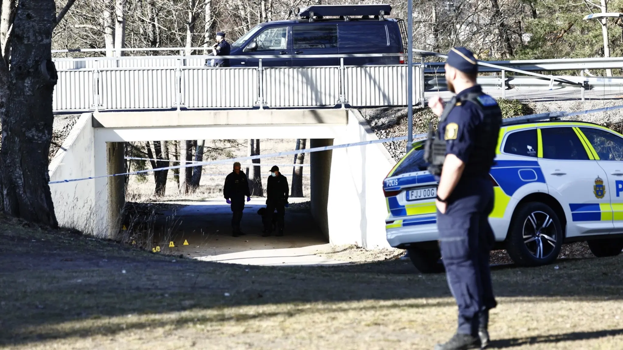 En polis framför en gångtunnel.