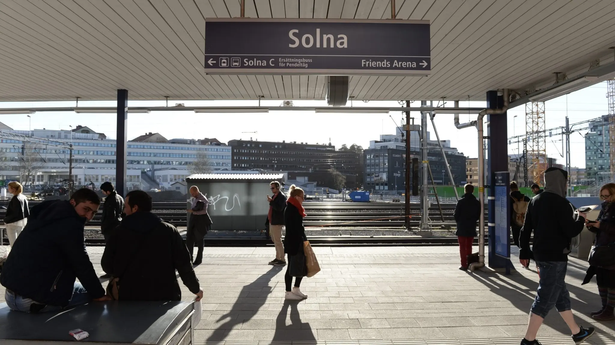 Perrongen på Solna station i soligt väder.