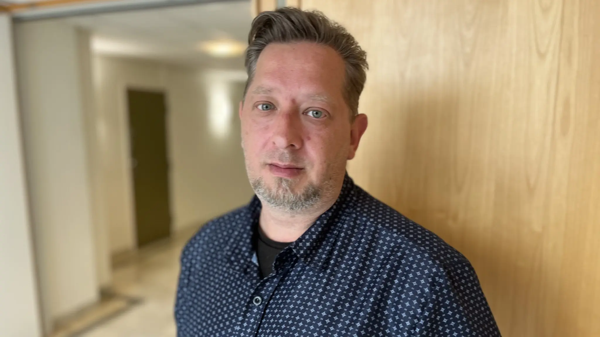 En porträttbild på Anders Lund, moderat ordförande i hälso- och sjukvårdsnämnden. 