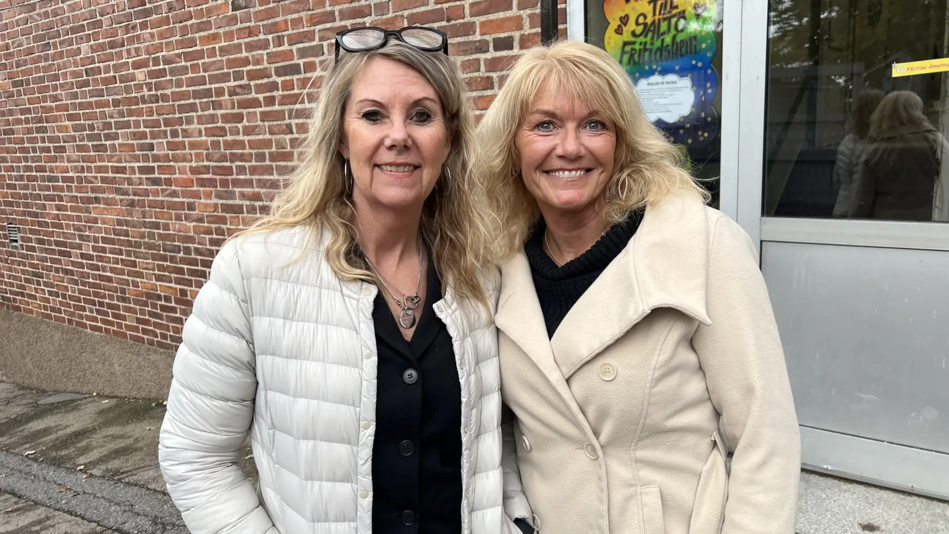 Rektor Lisa Havling och närvarostödjaren Pian Olsson, står framför en tegelvägg till Saltöskolan i Karlskrona. 