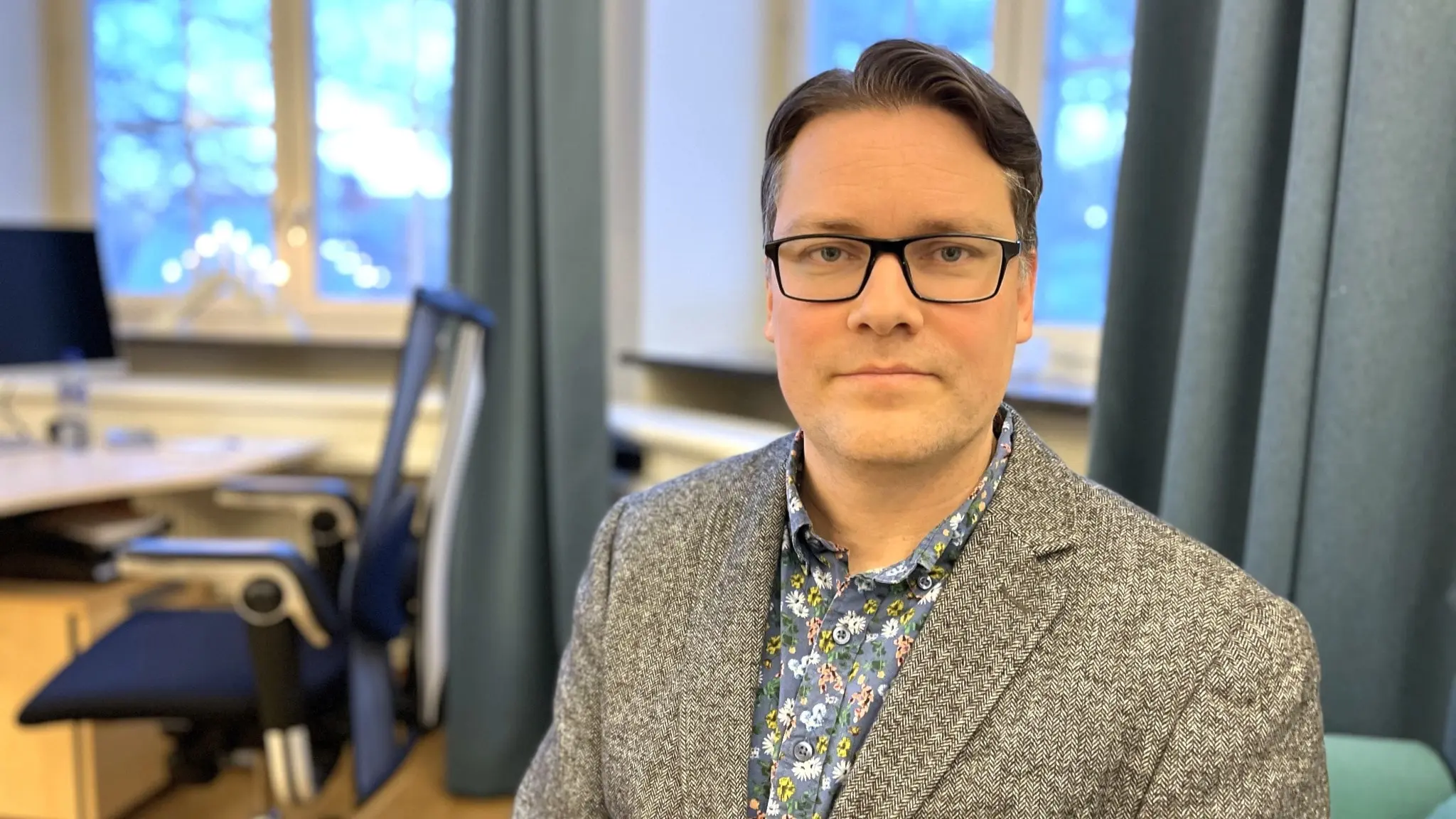 Björn Nurhadi sitter i en soffa.