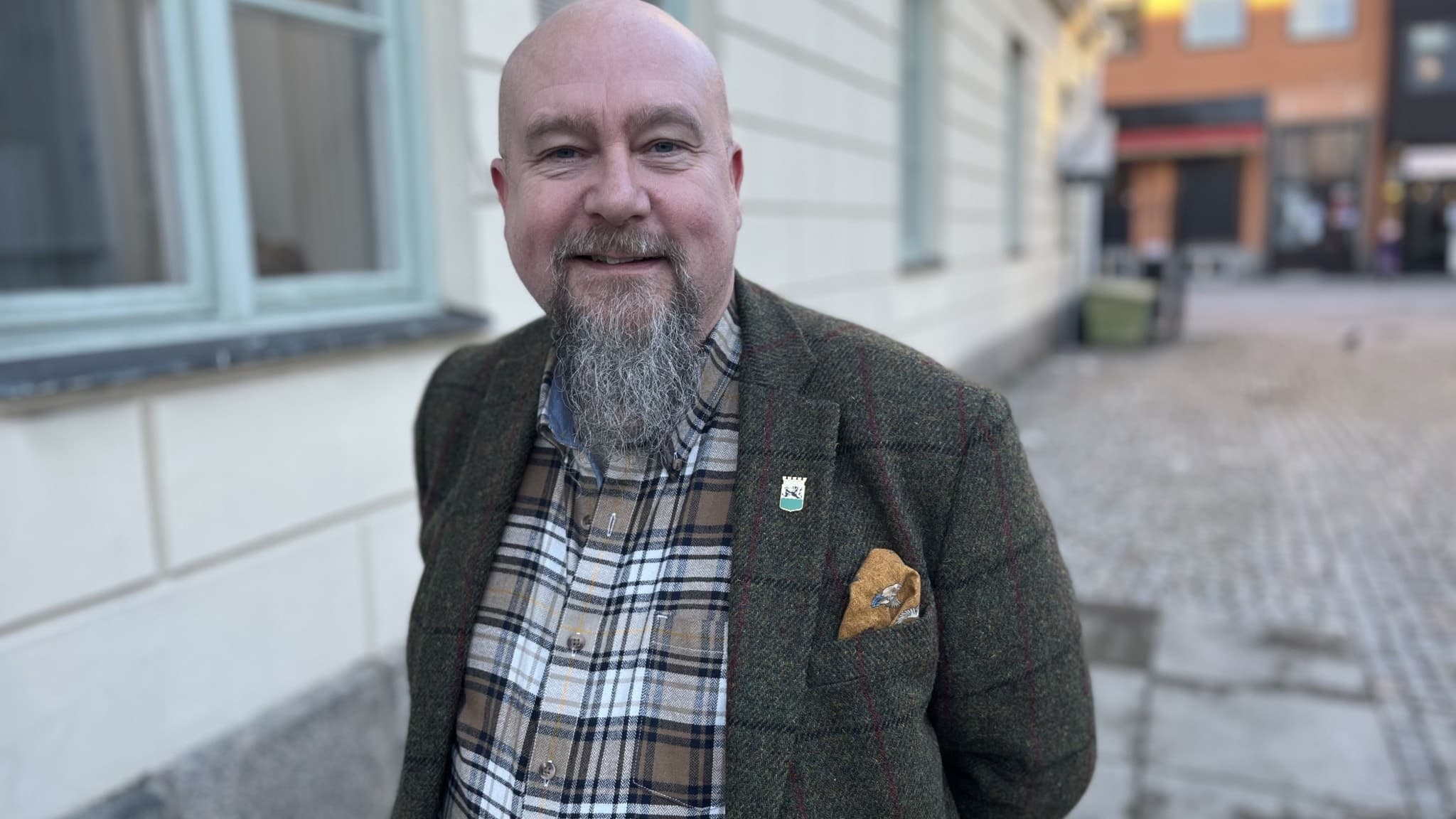 Moderata kommunalrådet Magnus Gärdebring utomhus vid en stenfasad. 