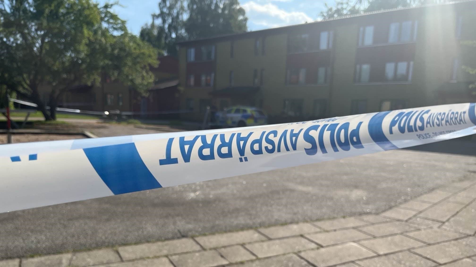 Avspärrningsband från polisen framför ett bostadsområde på Teleborg i Växjö, där en polisinsats ägt rum. Åklagaren om skjutna kvinnan: Polisen tjänstefel