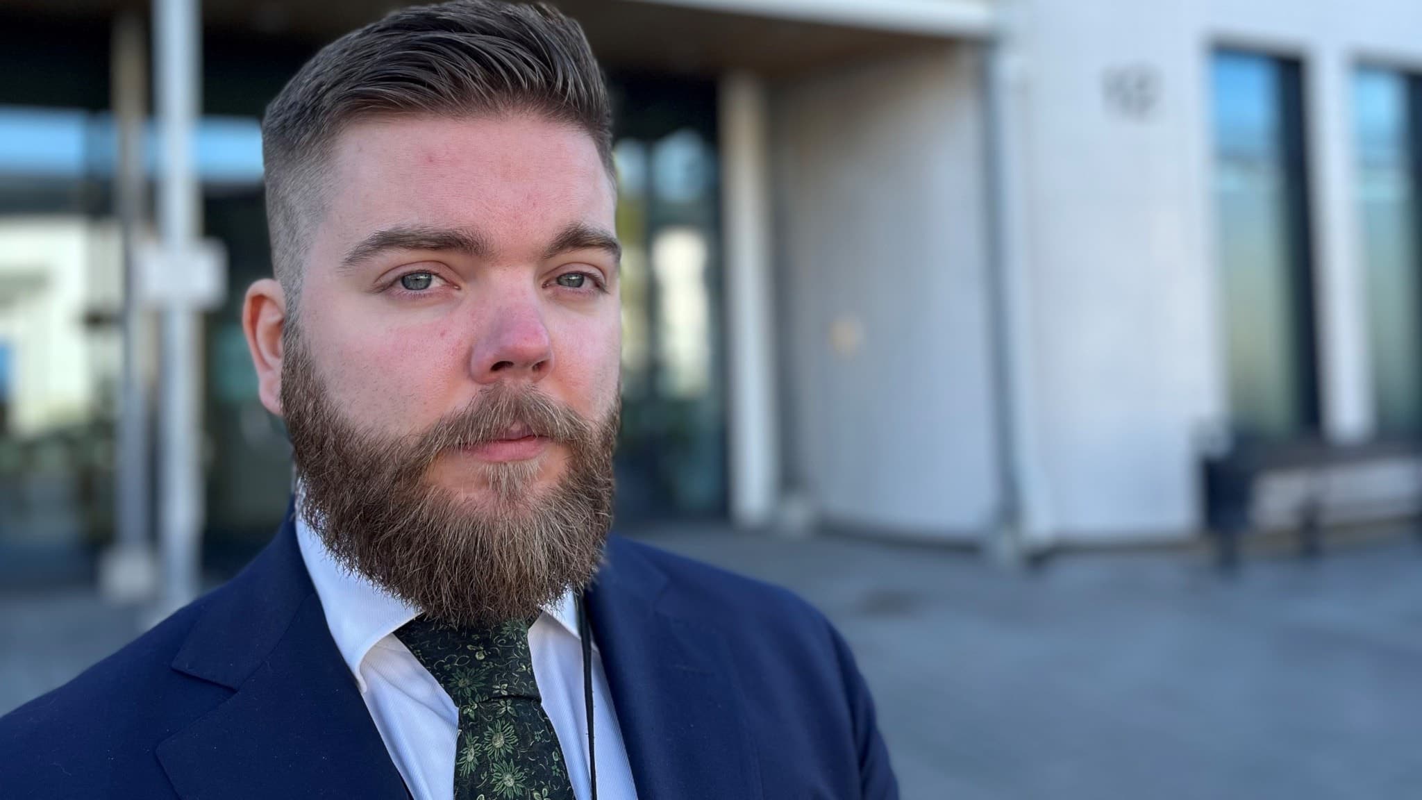 Åklagare Henning Signarsson utanför polishuset i Umeå.