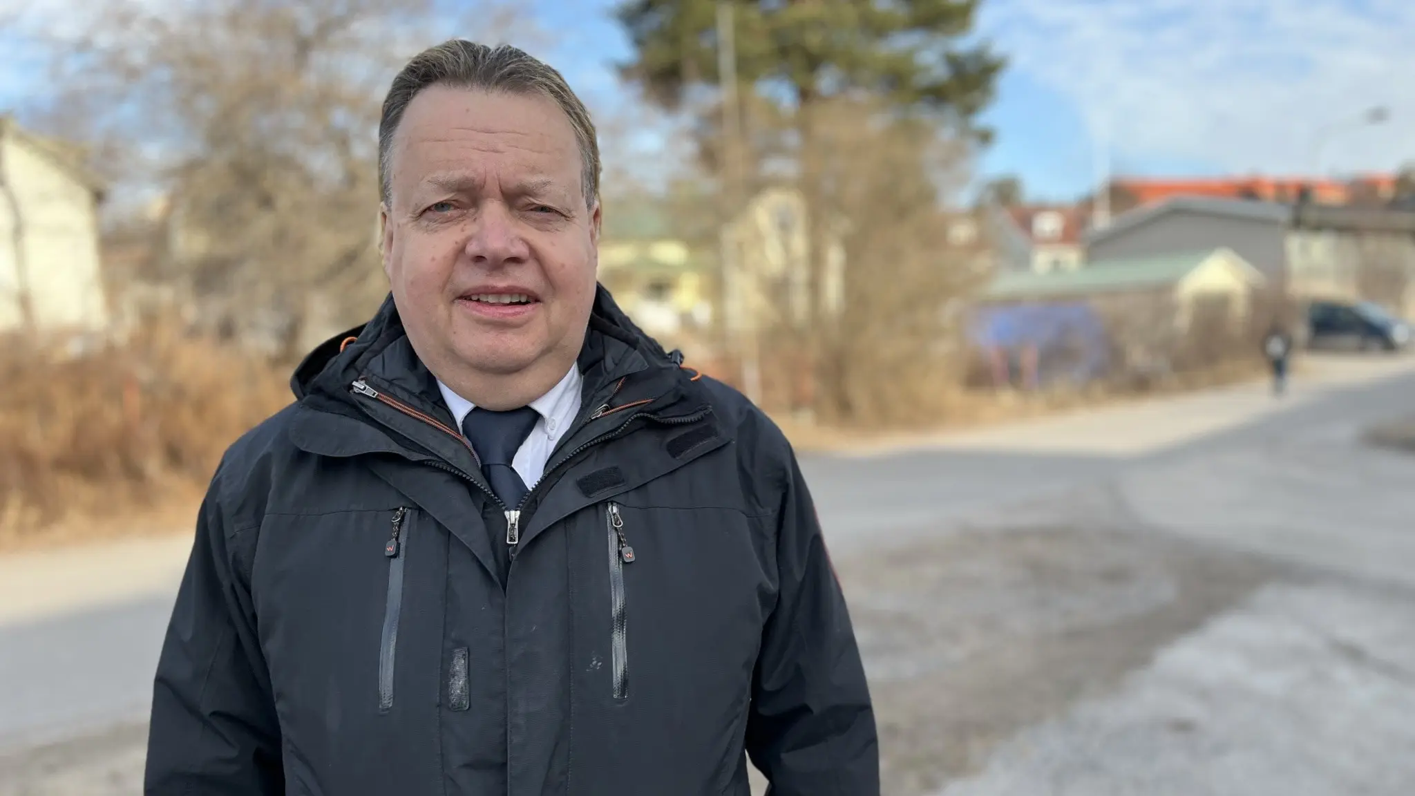 Per Silverliden, förbundschef vid räddningstjänsten Medelpad, står utomhus med hus och höstlandskap i bakgrunden. Han välkomnar beslutet om att bygga om brandstationen på Björneborgsgatan i Sundsvall.