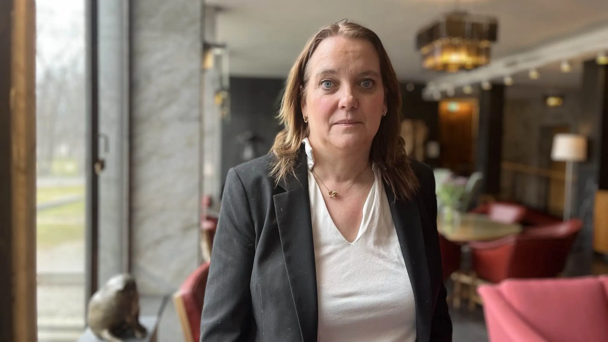 Amanda Grönlund, Kristdemokrat och ordförande i Äldrenämnden i Västerås. Hon står i stadshuset och kollar in i kameran.