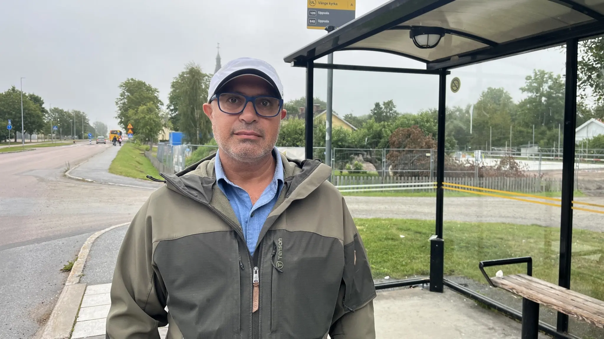 Brandon Mehho står vid en tom busshållplats under en mulen morgon. Han är förälder till en skolelev som påverkas av försenade och överfulla bussar, vilket skapar problem för skolgången. Försenade och fulla bussar skapar stress