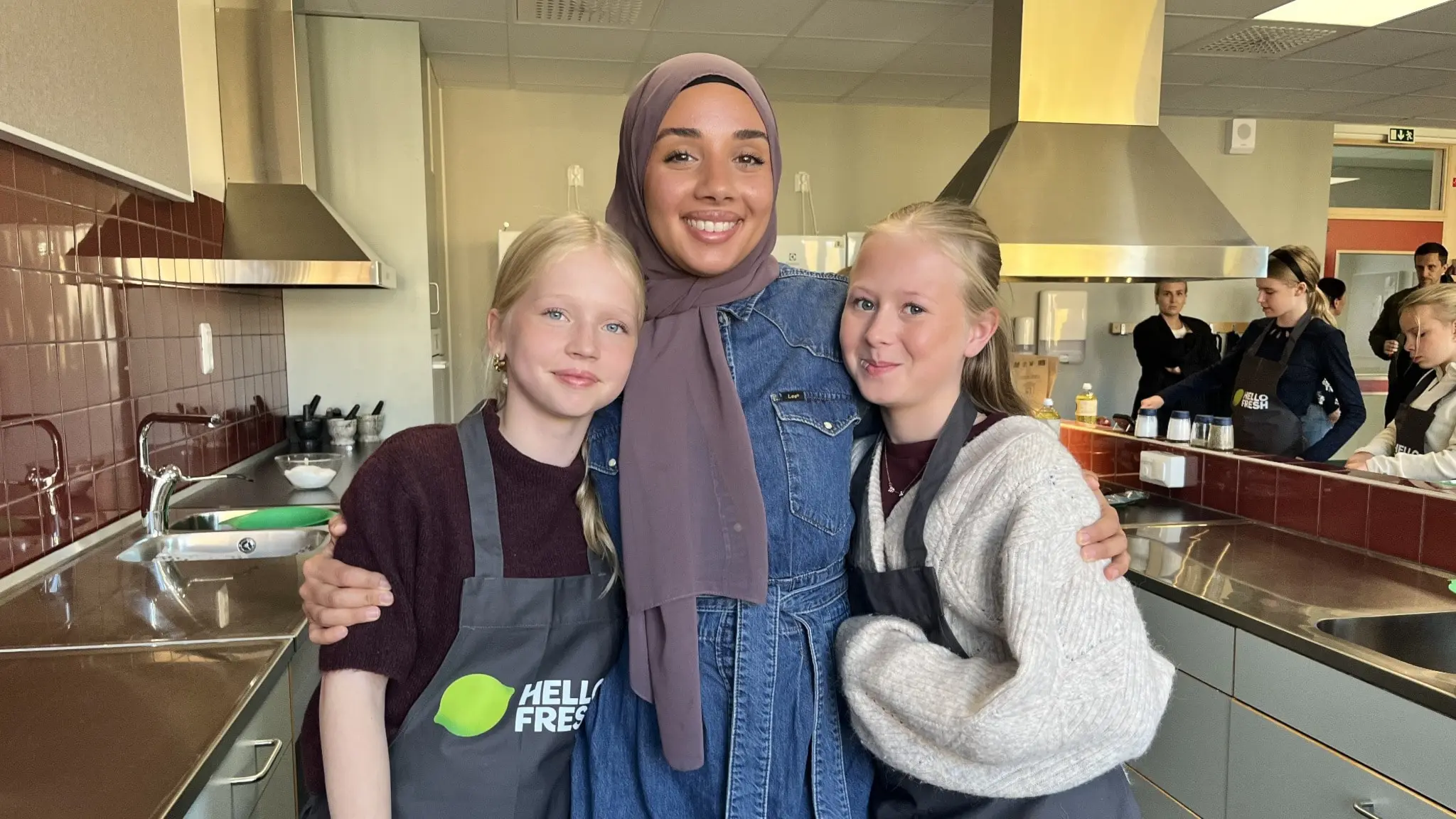 Tv-kocken Camilla Hamid står i Vaksalaskolans kök under den så kallade Mat-timmen, då elever ska lära sig att bli mer självsäkra i köket.