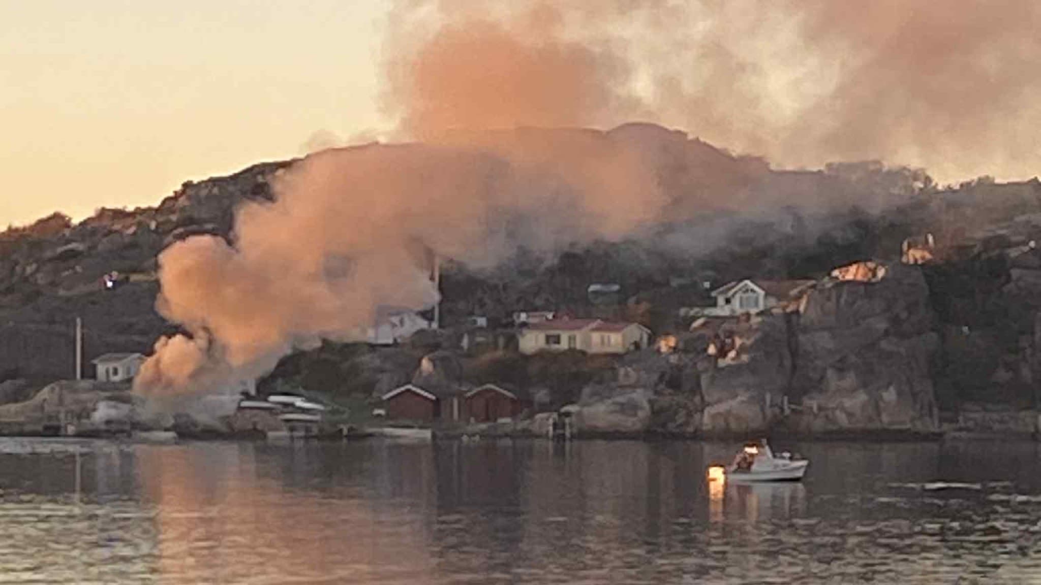 En fiskebåt brinner vid kaj i Gerlesborg.