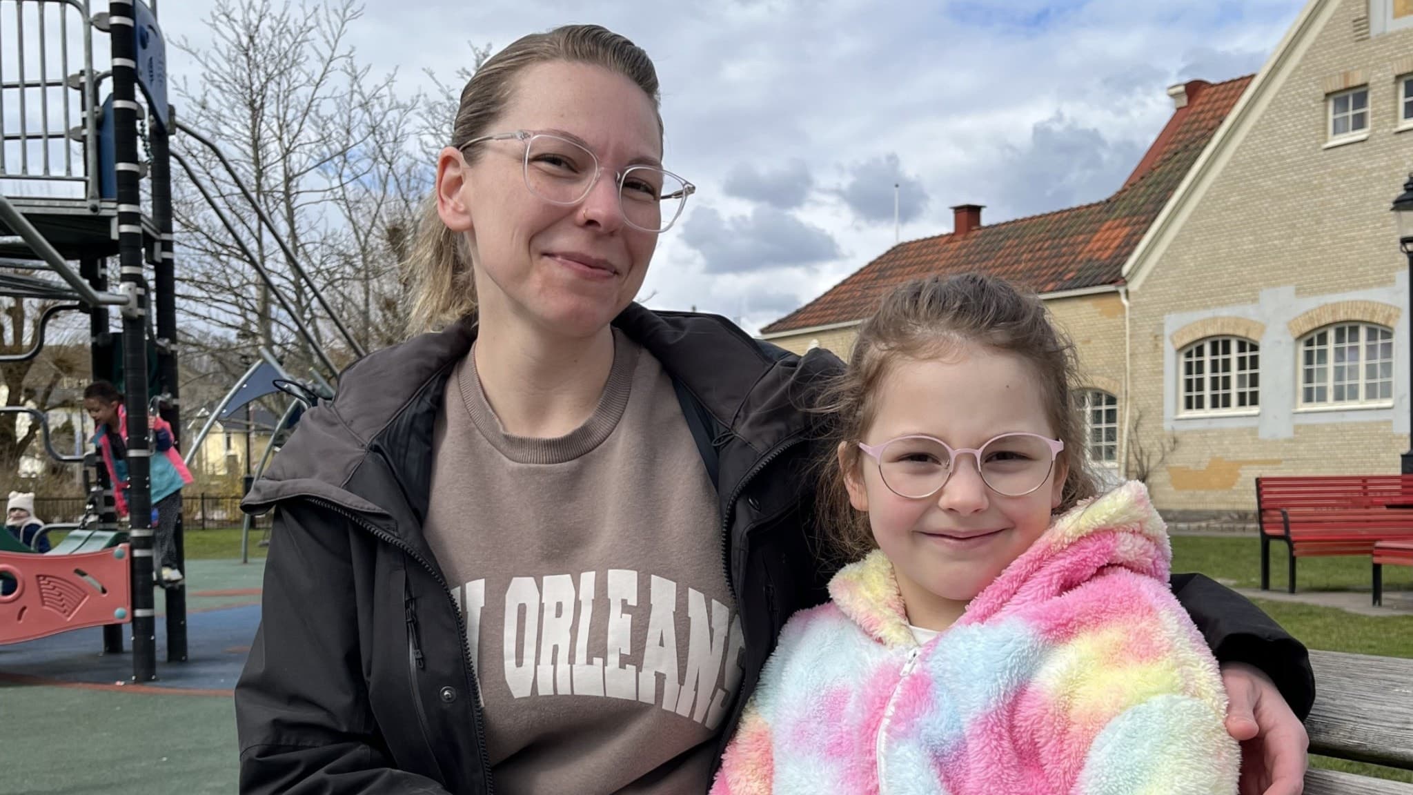 Jenny Hedentorn med dottern Amelia Hedentorn. De sitter på en bänk i en park.