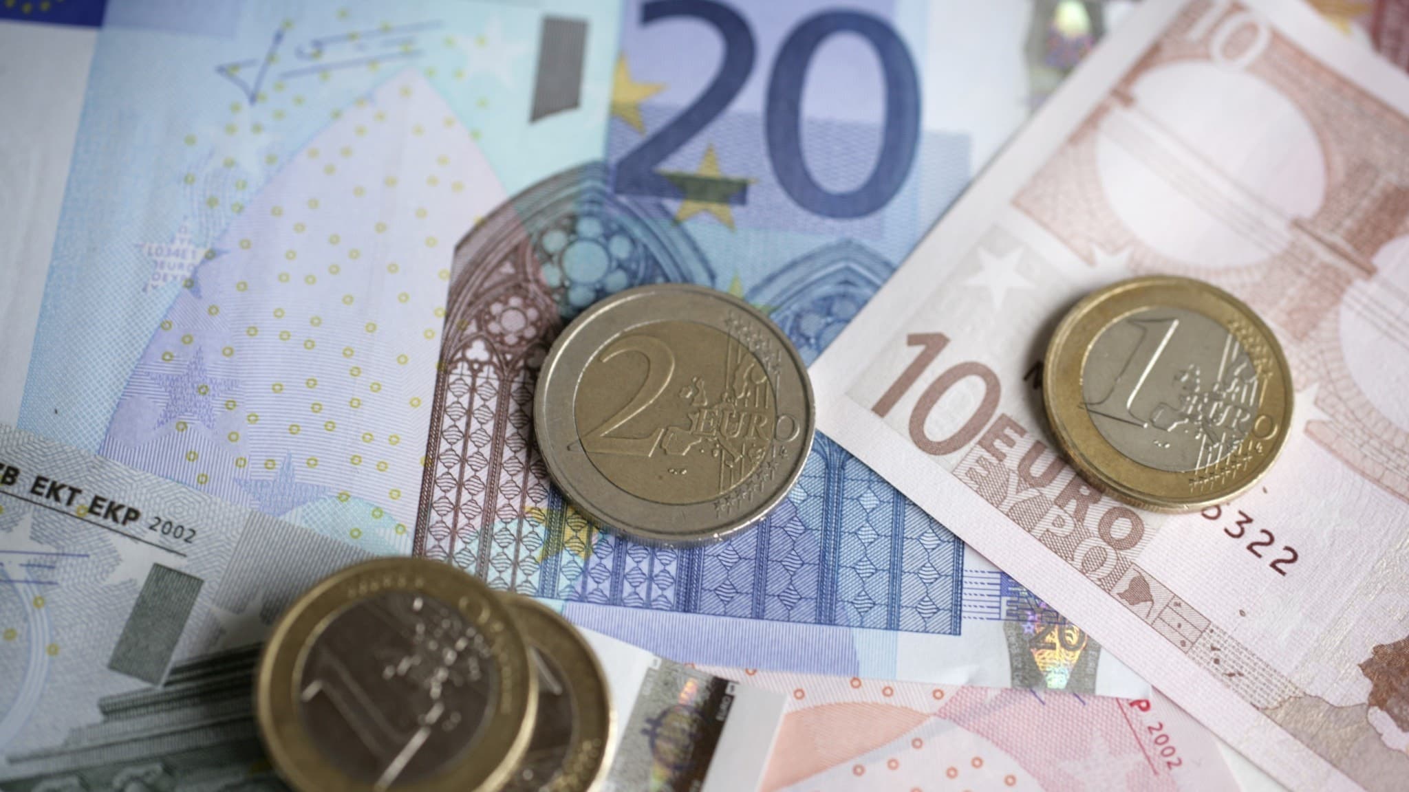 Bild på euromynt och sedlar.