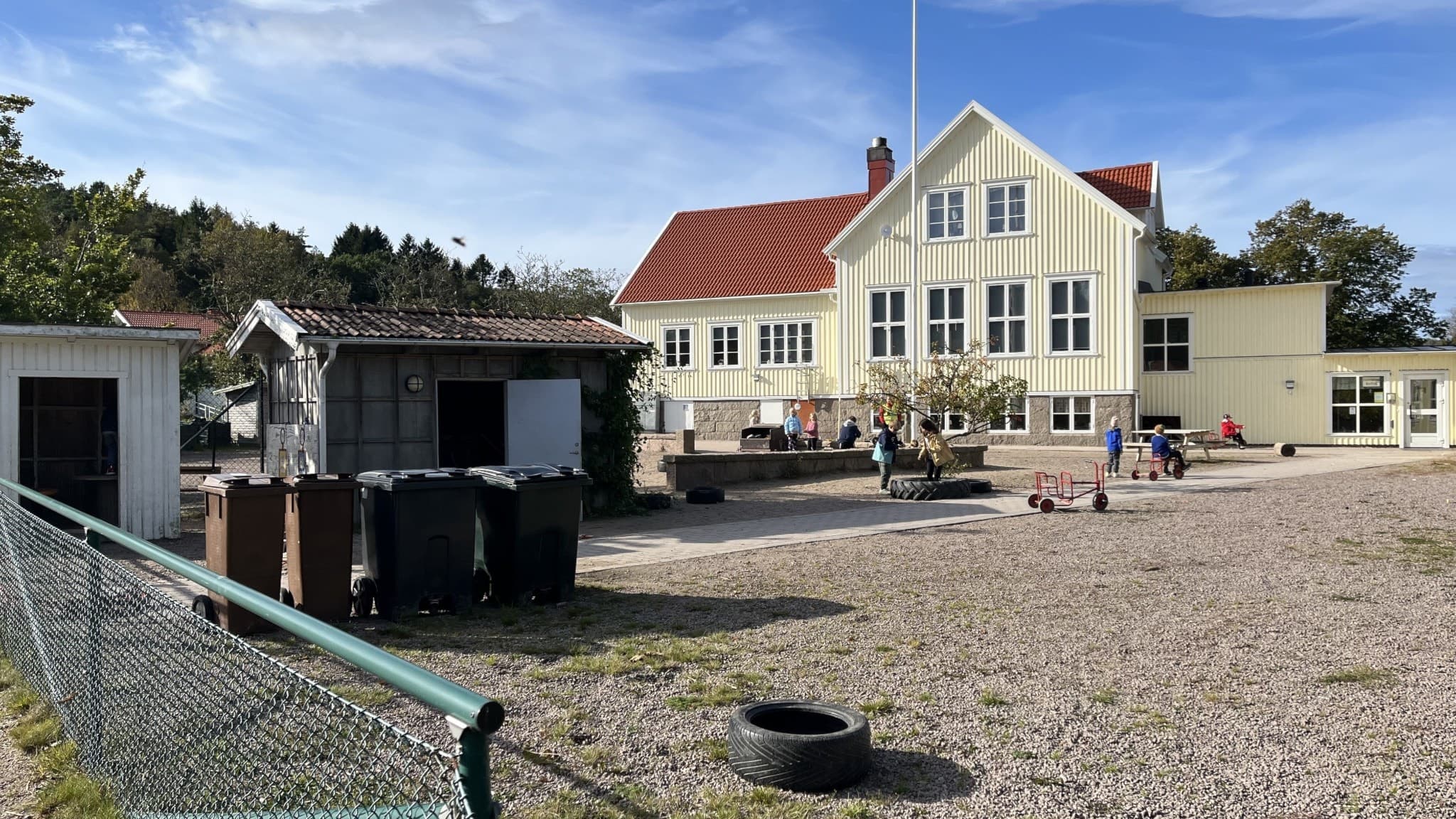Bro skola i Lysekils kommun hotas av nedläggning. Bild på skolan. 
