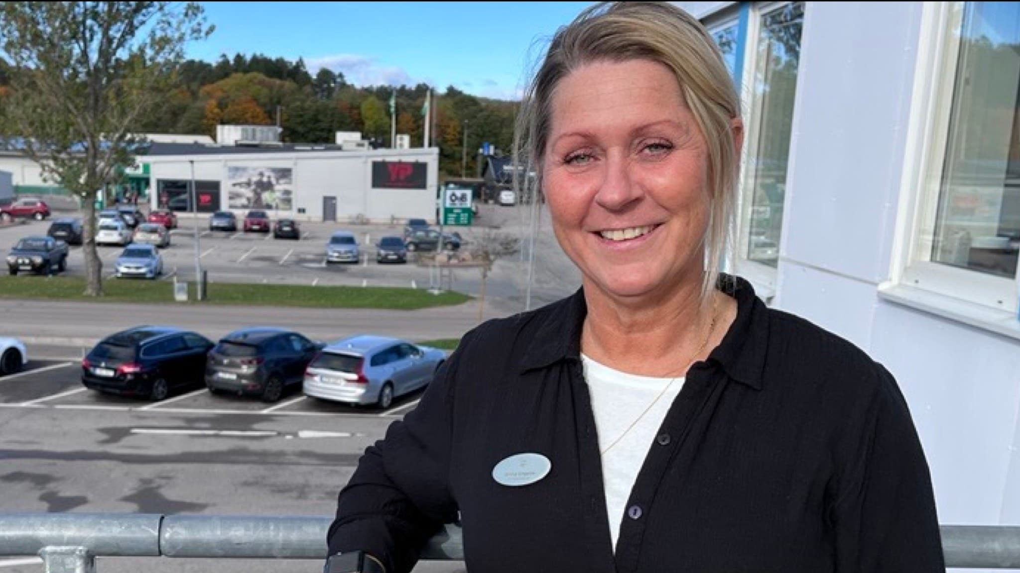 Fritidsledaren Jenny Engelin står framför en parkeringsplats i Uddevalla.