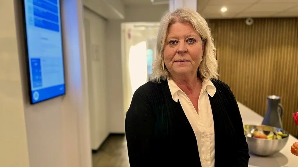 Socialtjänstminister Camilla Waltersson Grönvall (m) står vid en bänk.