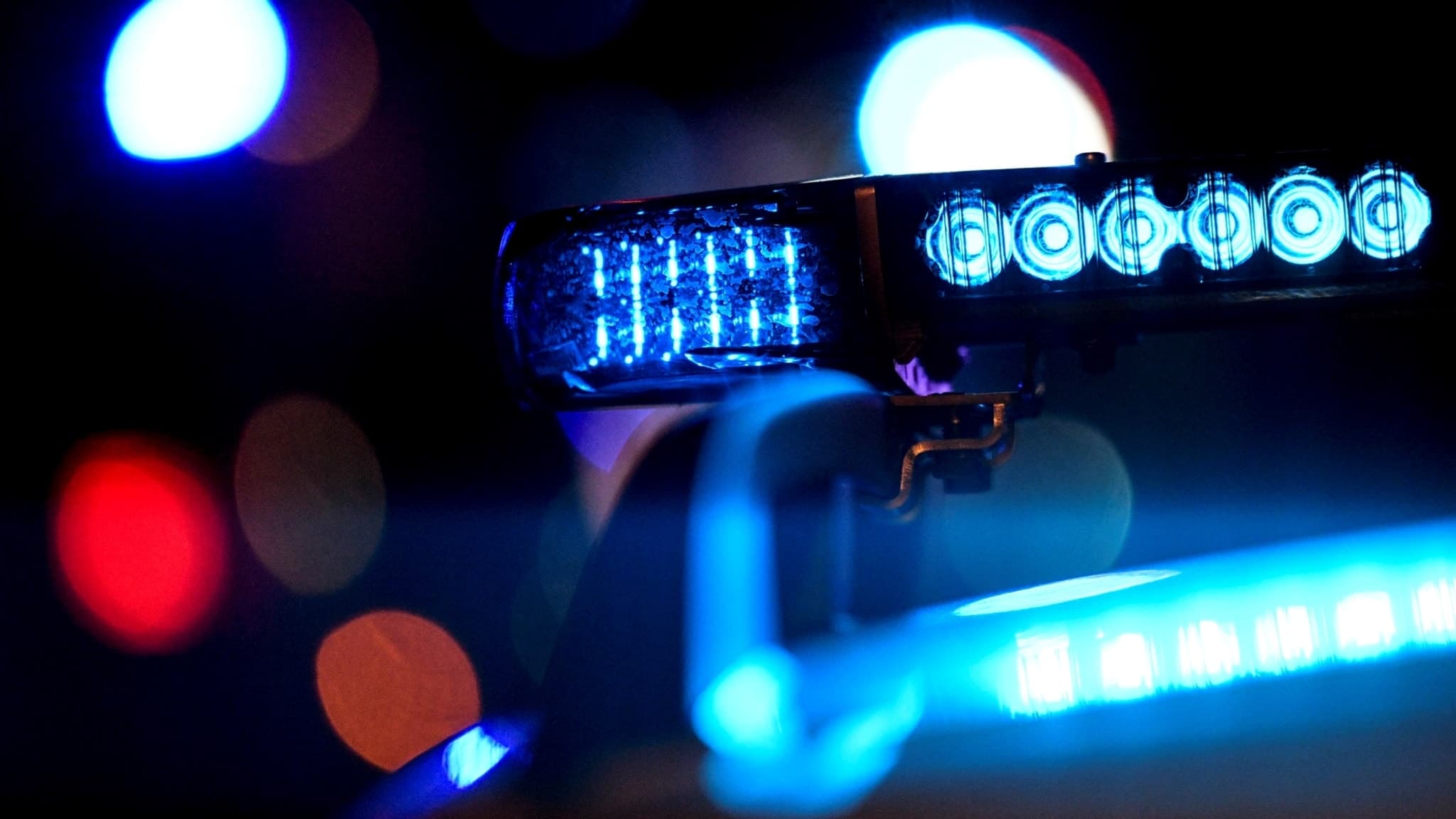 Blåljus, polis, utryckning, natt, polisen