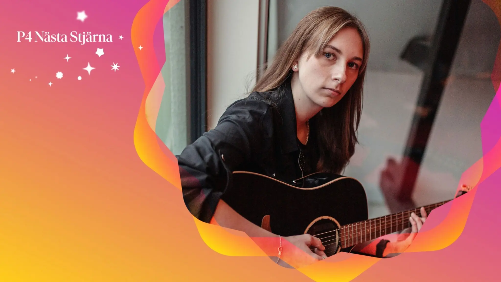 Mathilda Bohman spelar akustisk gitarr och sitter vid ett fönster. Hon är finalist i P4 Nästa Stjärna 2025 och tävlar med låten '(Coming) Home'. Bakgrunden har färgglada grafiska element.
