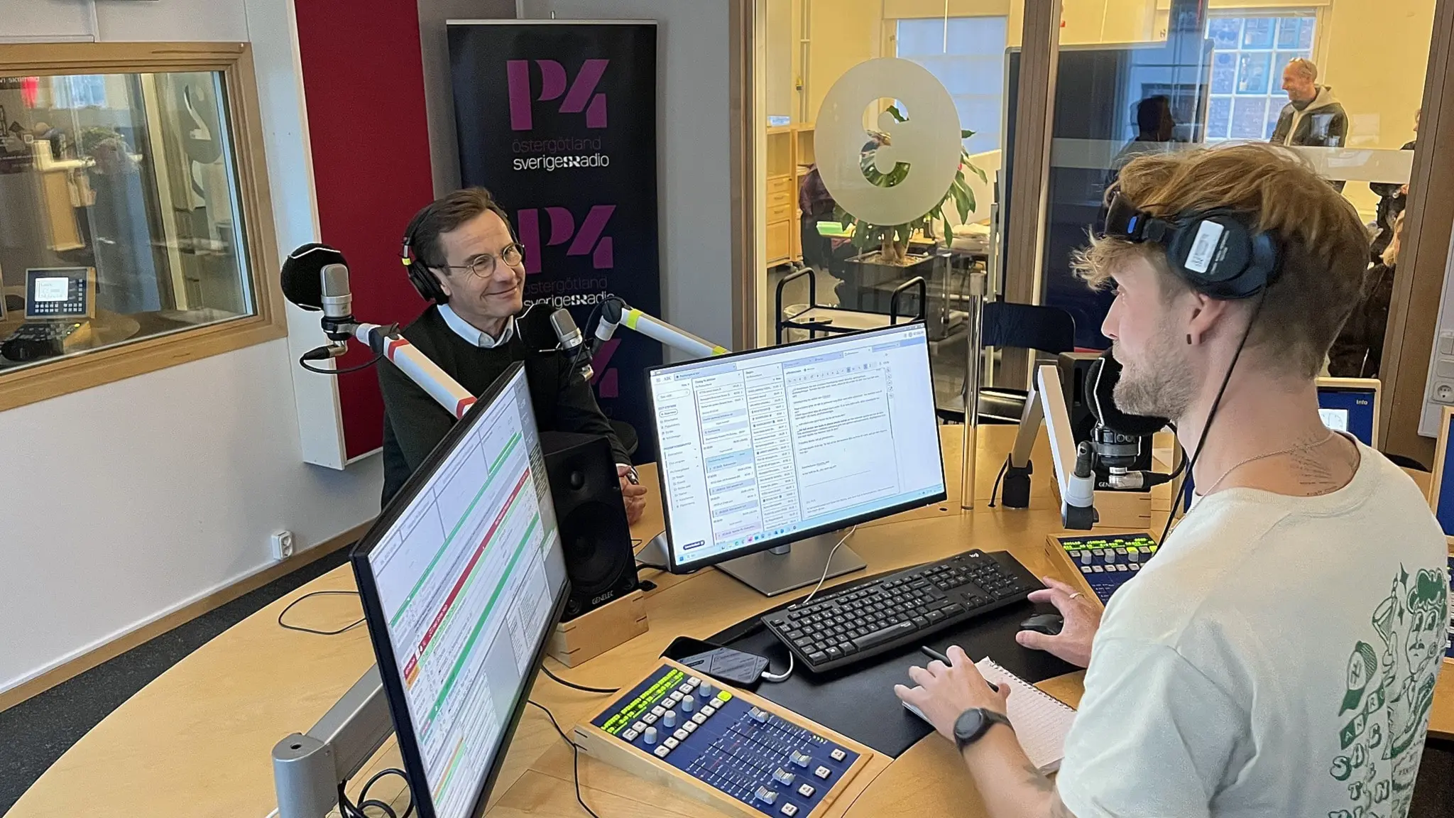 Statsminister Ulf Kristersson intervjuas av Philip Sundén i P4 Östergötlands studio i Norrköping.