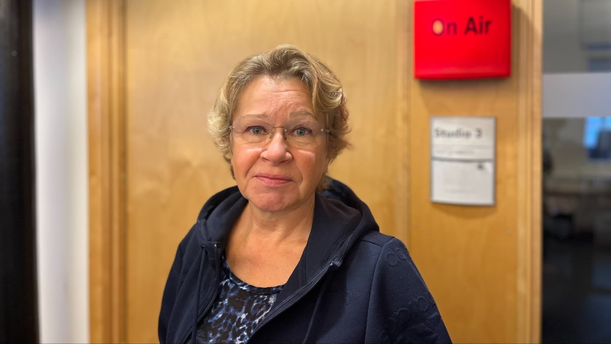 Monica Holtstad, Liberalerna i Norrköping står framför en radiostudio. 