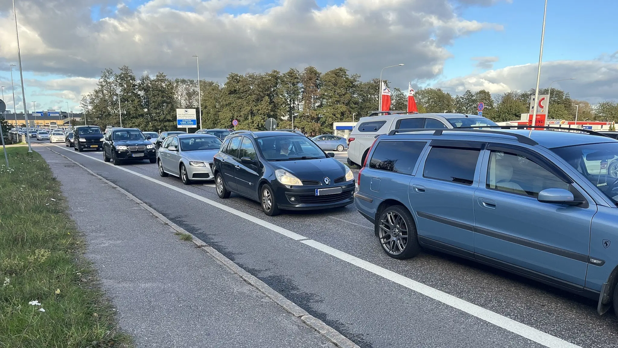 Lång bilkö på Söderleden i Linköping i närheten av Braskens bro.