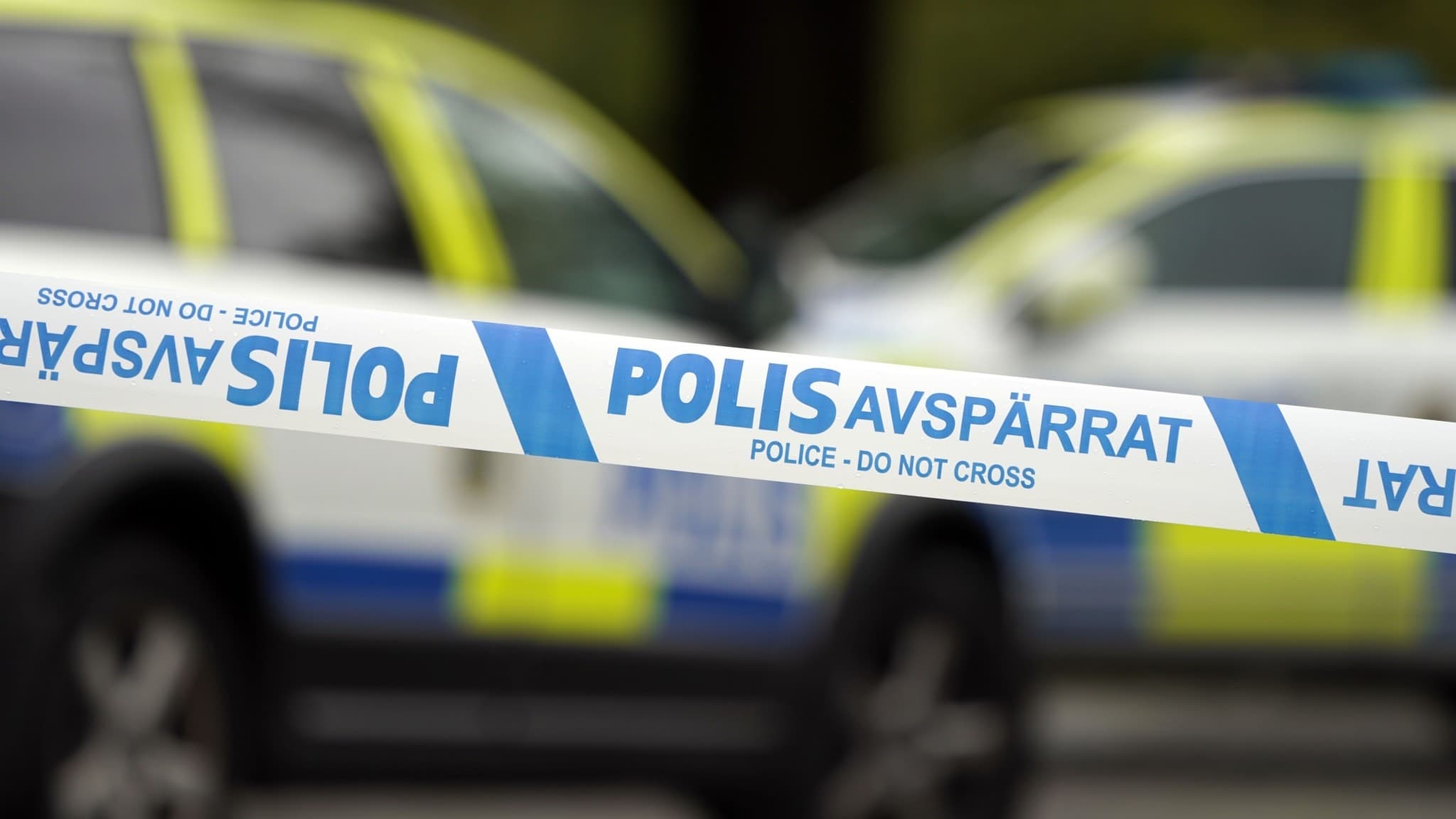 Polisbil och avspärrning.
