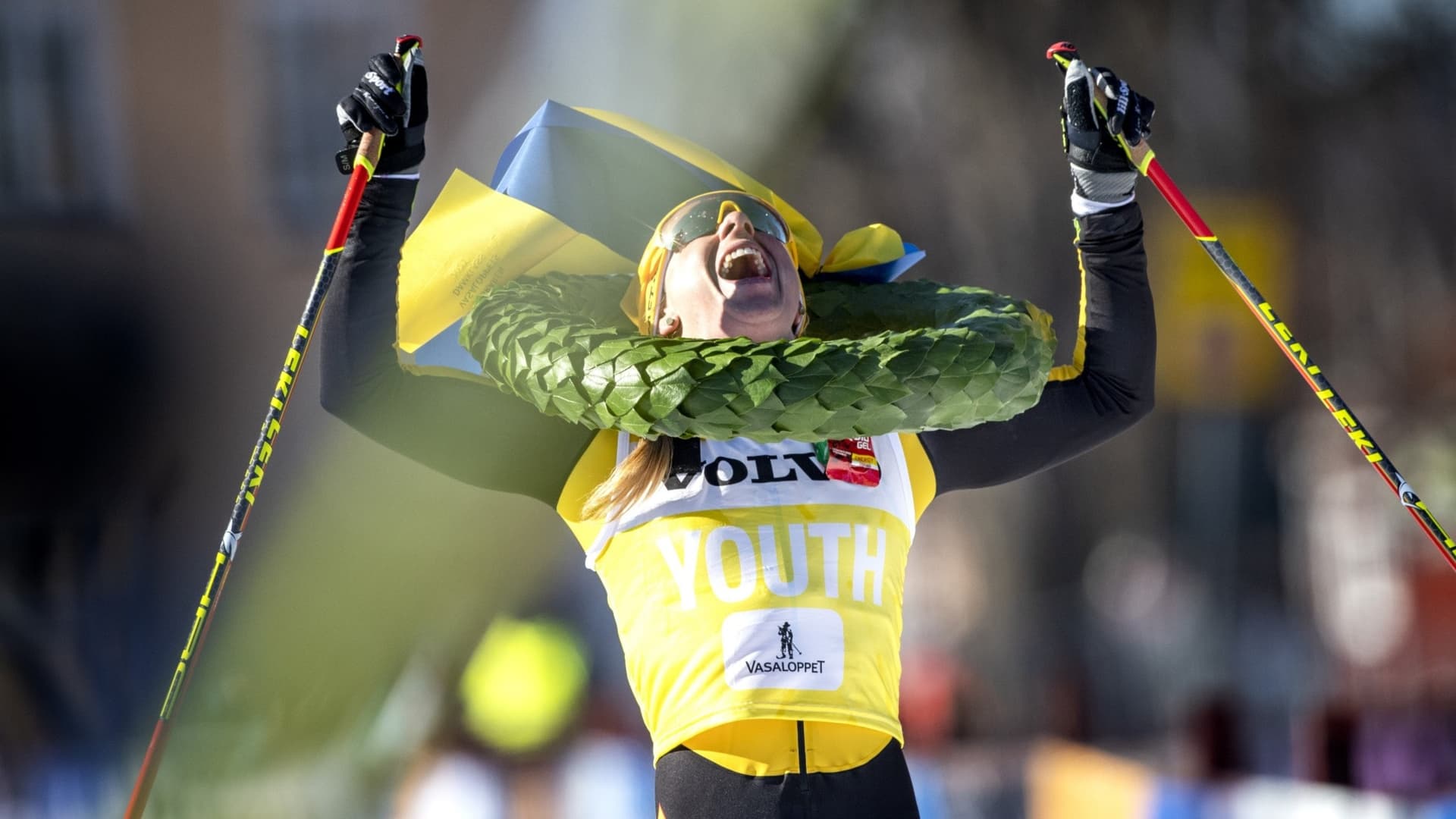 Glad kvinna med vasaloppetkrans