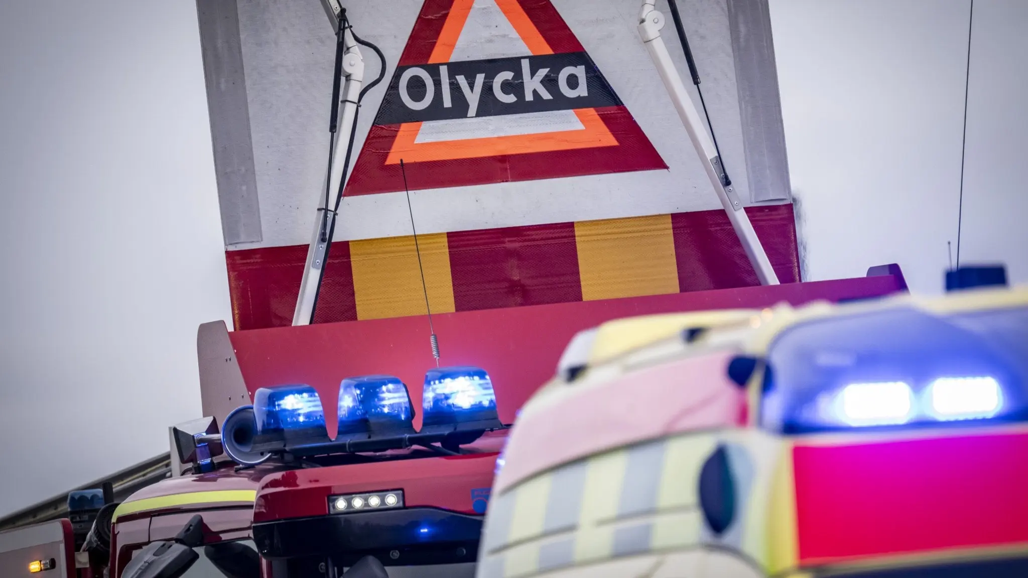 Blåljus från ambulans och räddningsfordon vid en olycksplats .
