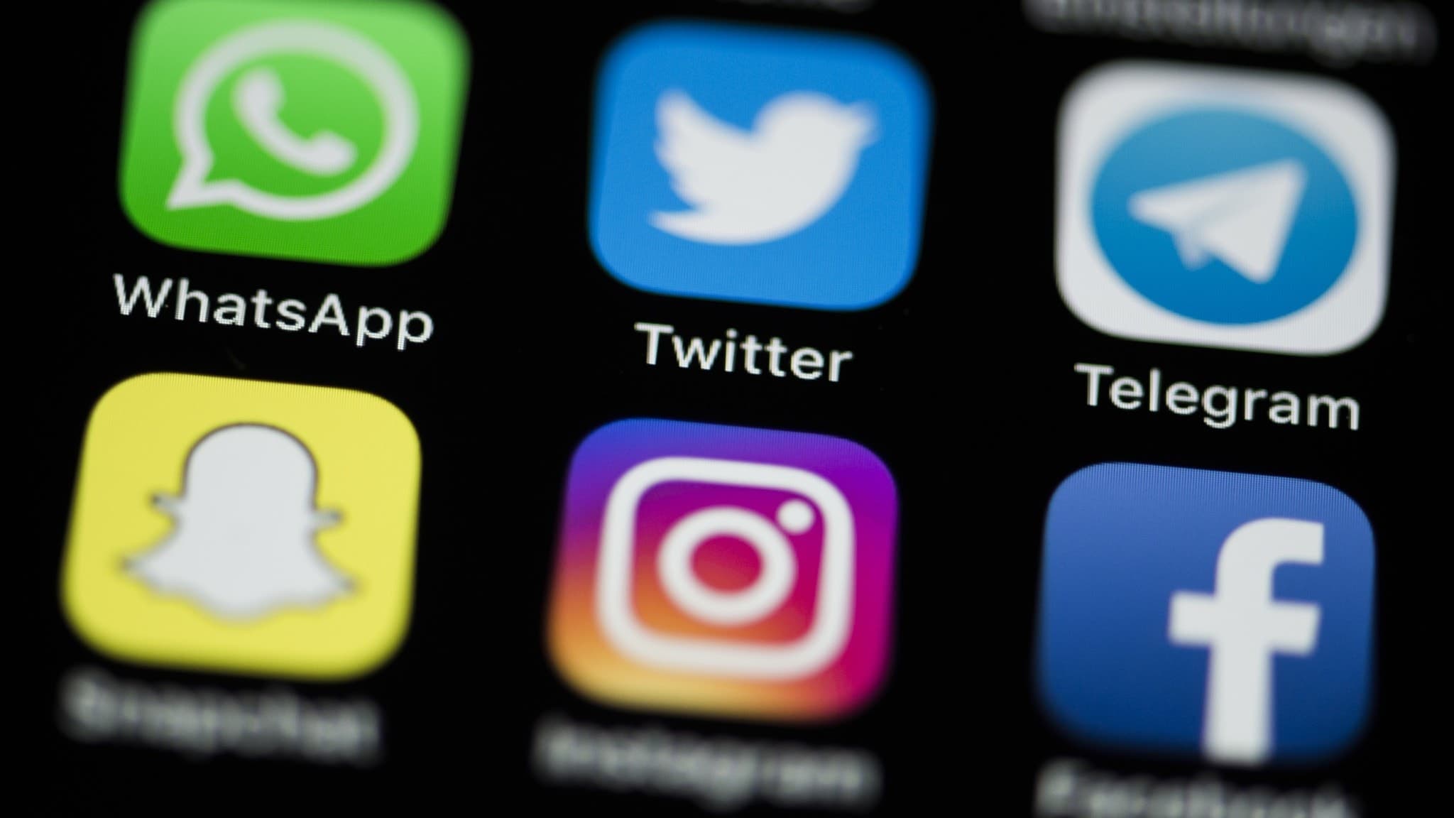 Mobilskärm med sociala medier appar
