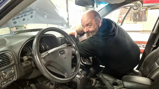 Tony jobbar som bilmekaniker och har inte märkt av något elbilsintresse bland kunderna. 