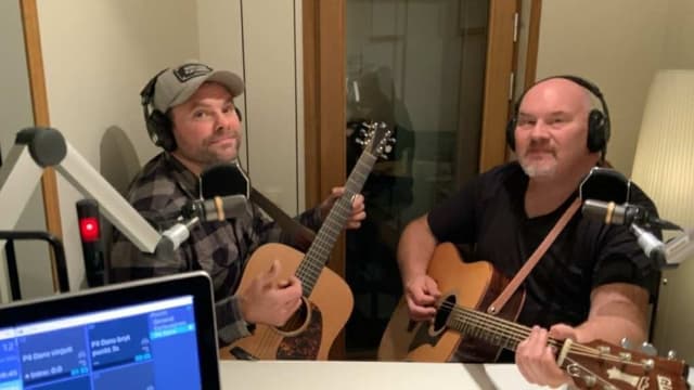 Anders Tegnér och Peter Larsson från Larz-Kristerz laddar för livespelning i P4 Dans.