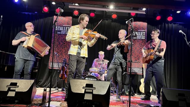 Olav Luksengård Mjelva - fiol, hardingfela, Anders Hall - fiol, Leif Ingvar Ranøien – durspel, Oskar Reuter – gitarr, Jens Linell - slagverk. 