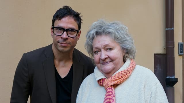 Söndagsintervjuns programledare, Martin Wicklin, med gästen Marianne Mörck, skådespelare och sångare.