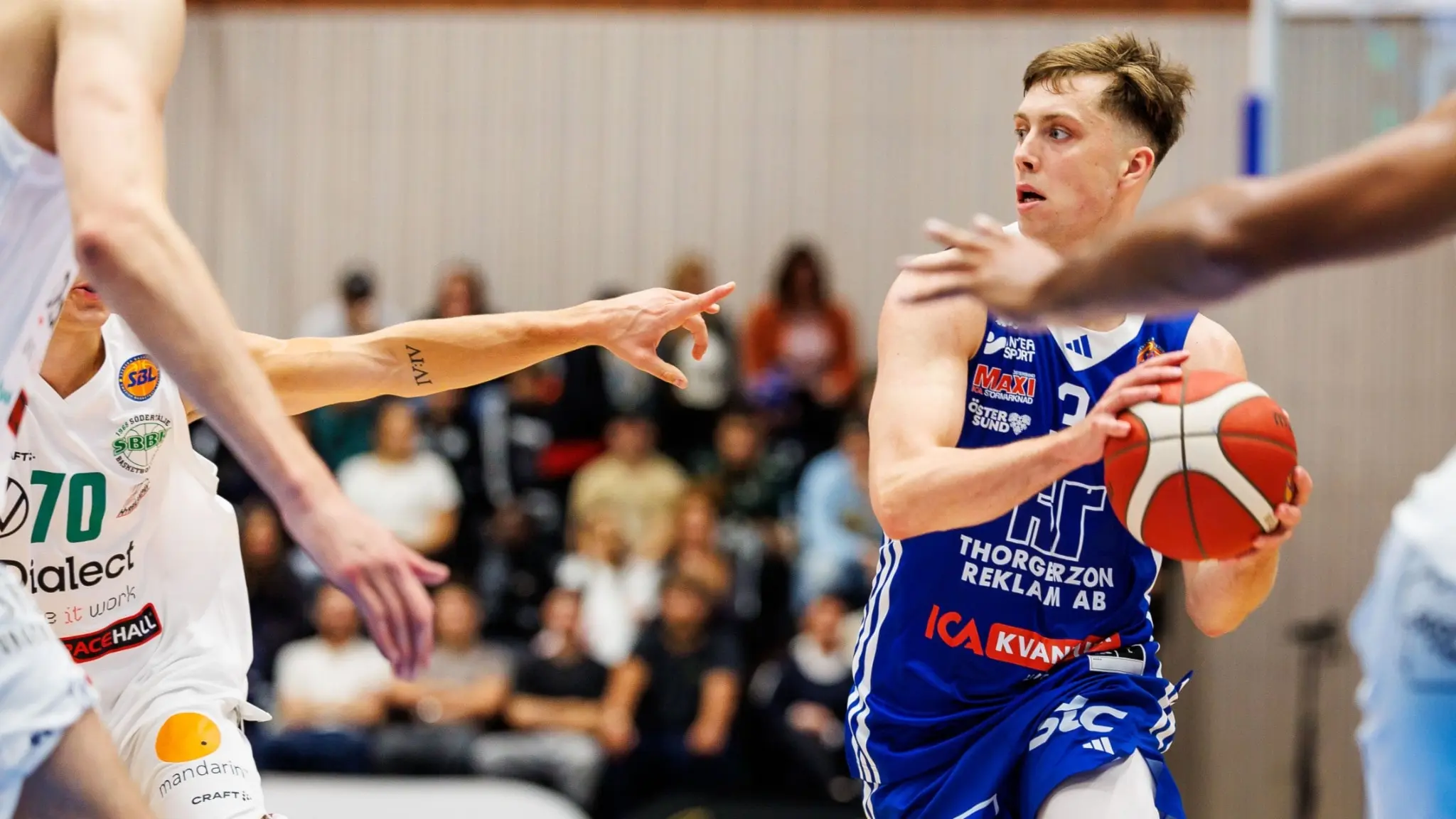 Jämtlands Adam Johansson under basketmatchen i herrarnas SBL mellan Jämtland och Södertälje den 3 oktober 2024 i Östersund.