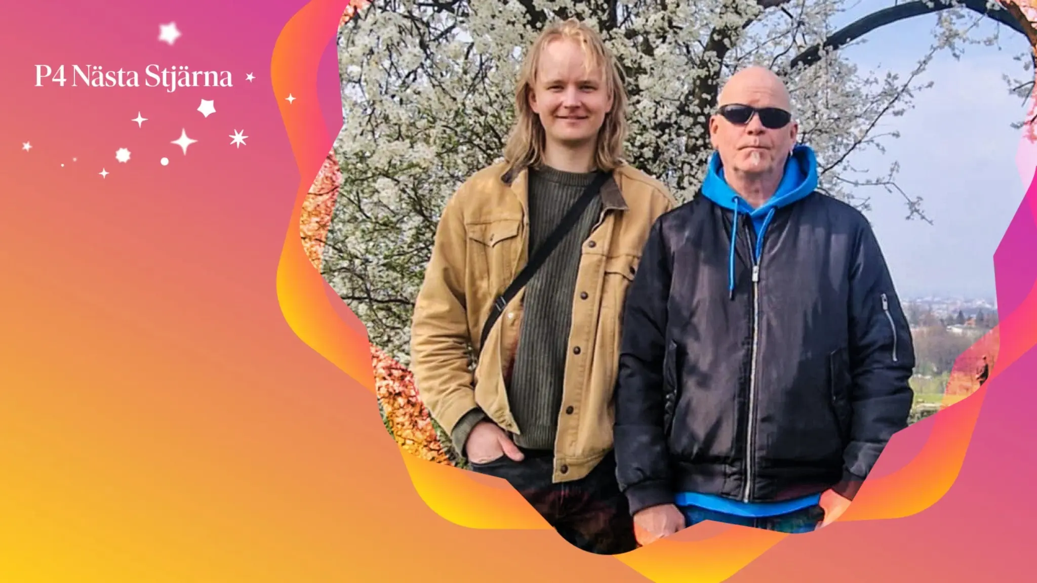 Två män står bredvid varandra utomhus och tittar in i kameran. Den ena har halvlångt hår, den andra bär solglasögon.