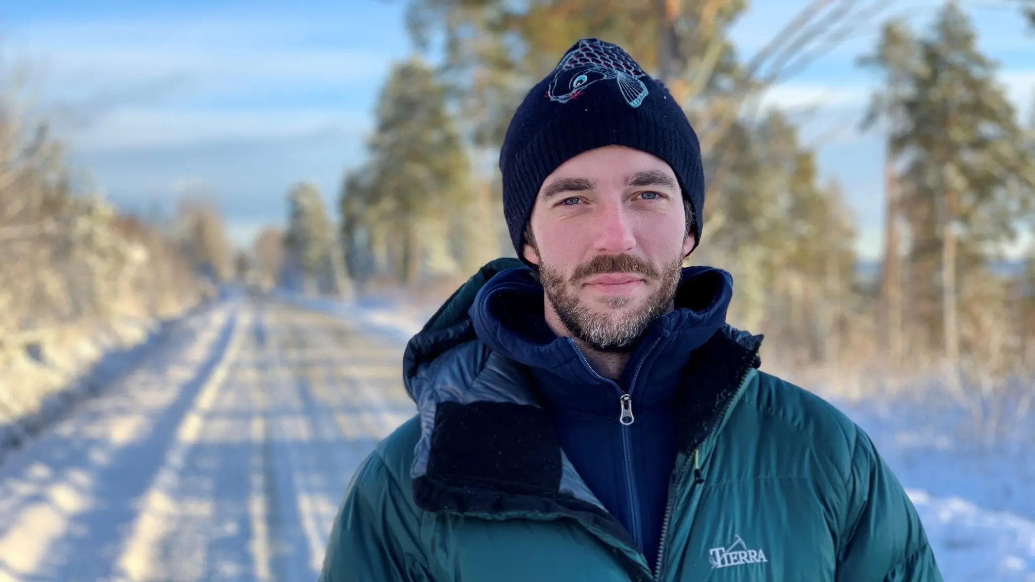 Kalle Olsson (S) står utomhus på en snöklädd väg med vinterjacka och mössa. Han diskuterar körförbud för ledsagare och planerar att ta upp frågan efter sin föräldraledighet.