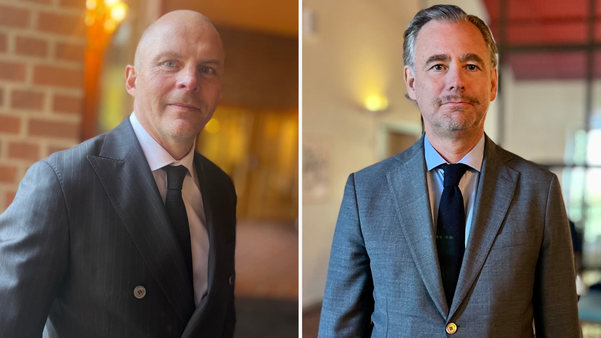 Advokat Olle Kullinger och åklagare Johan Lindmark står i formella kostymer mot bakgrund av en tegelvägg och en upplyst interiör, inne i en domstolsbyggnad.