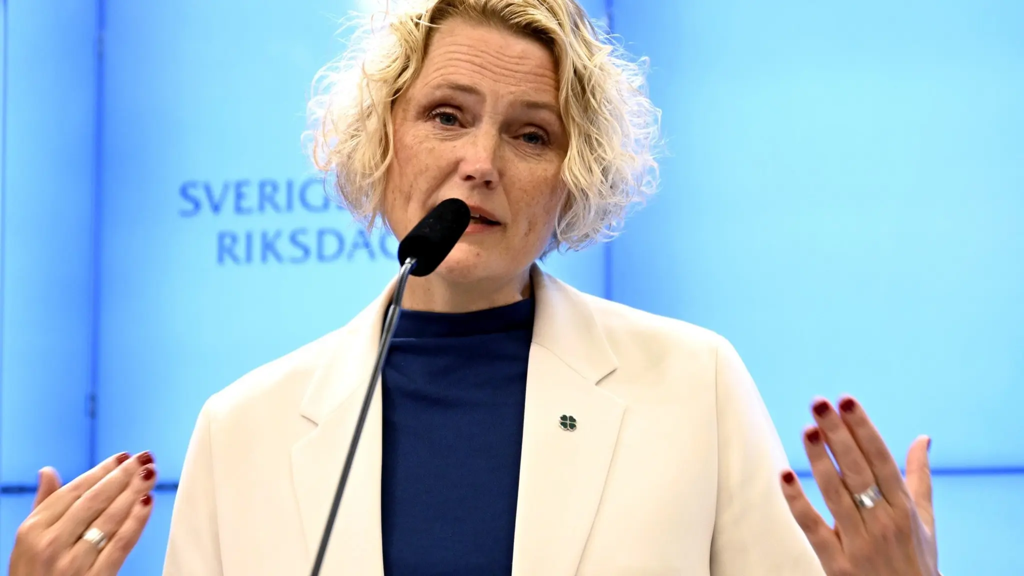 Blond tjej talar i mikrofon