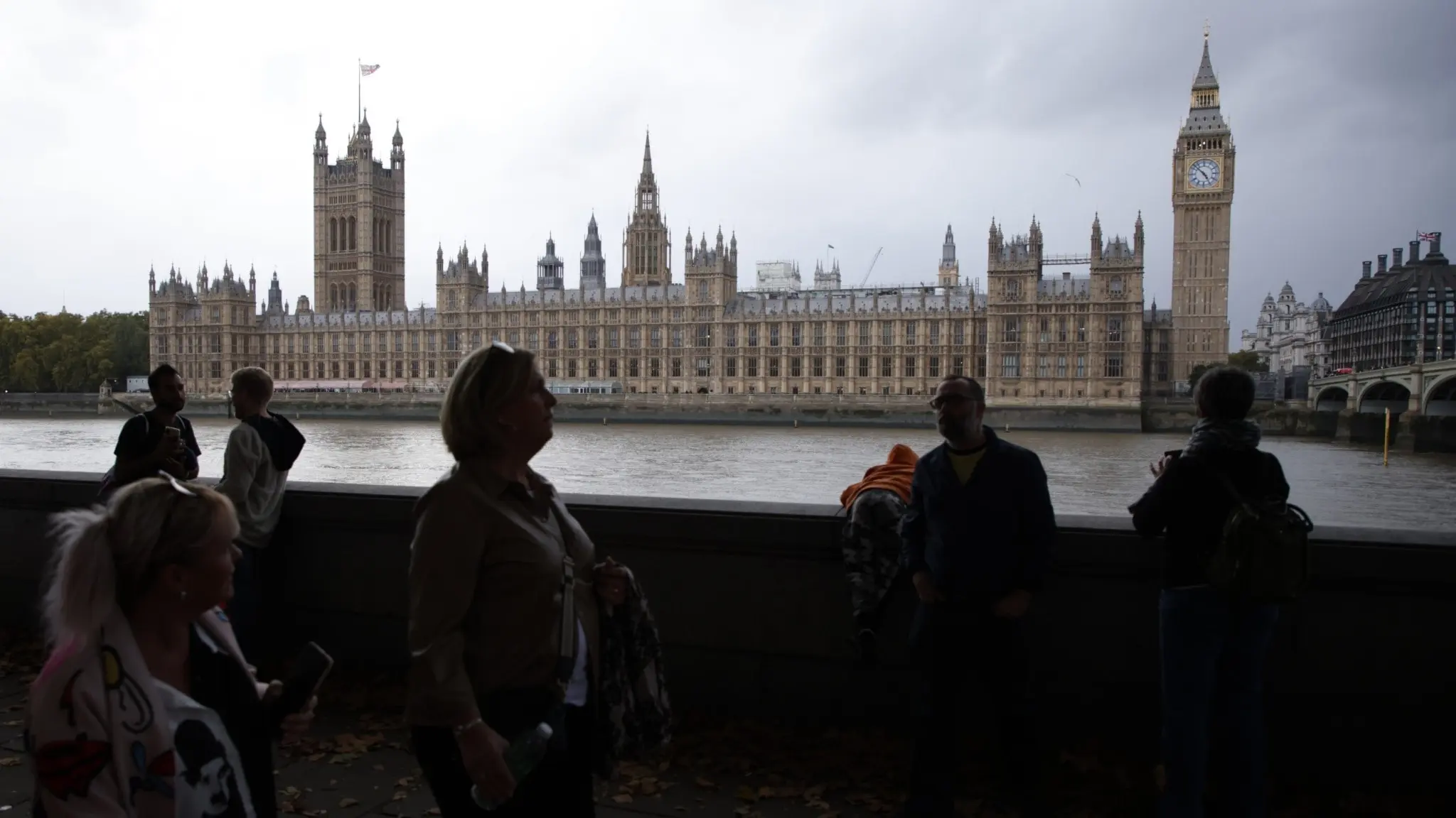 brittiska parlamentet sett från andra sidan Themsen