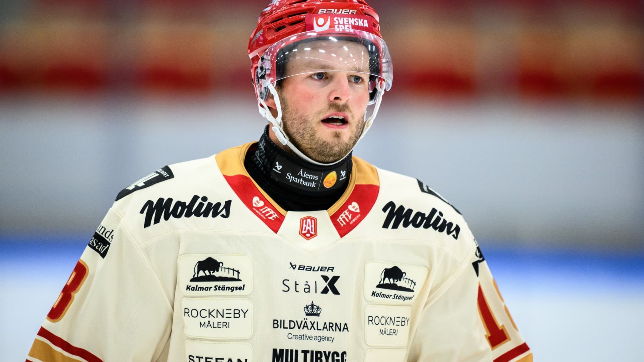 Jesper Lindén i Kalmar HC-tröjan - en hockeyspelare åker mot kameran i en vit hockeytröja