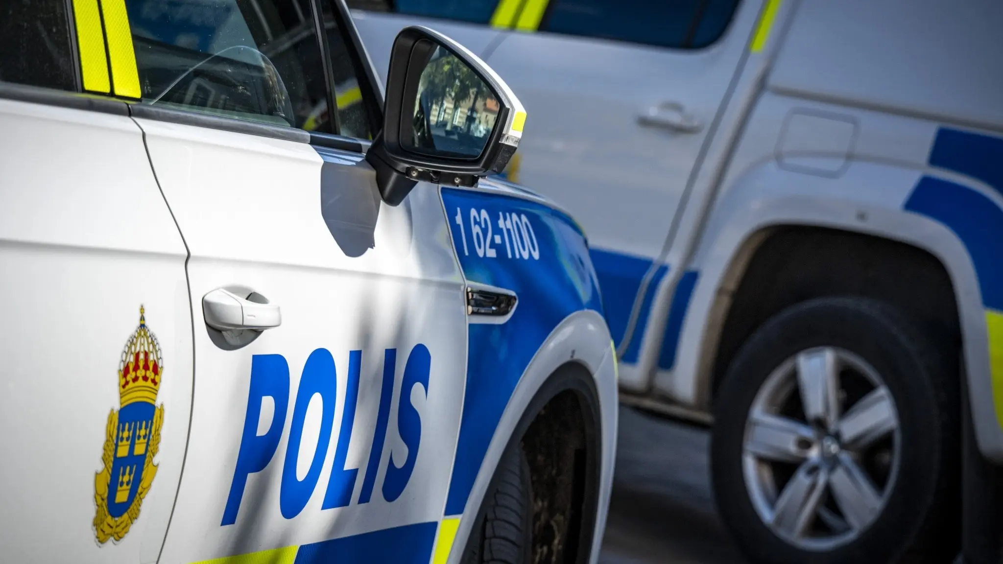 Polisbilar parkerade på Nya Boulevarden i Kristianstad under en insats där ett misstänkt farligt föremål har hittats. Fokuserad aktivitet kring området.