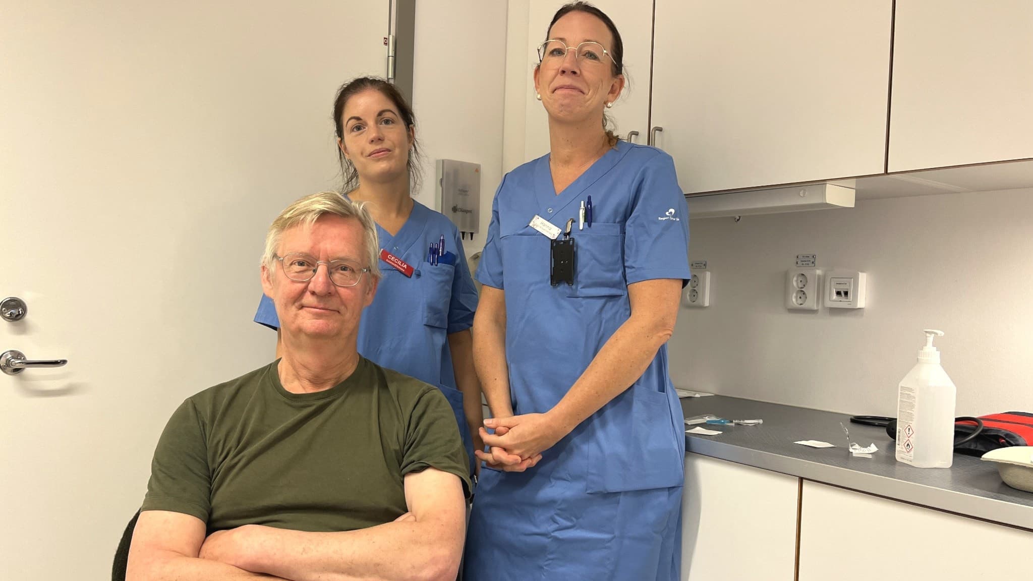 Vårdpersonal och patient.