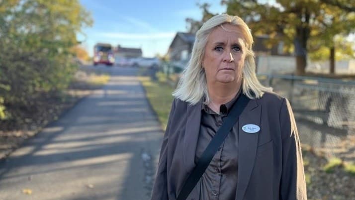 Kvinna står vid gångväg.
