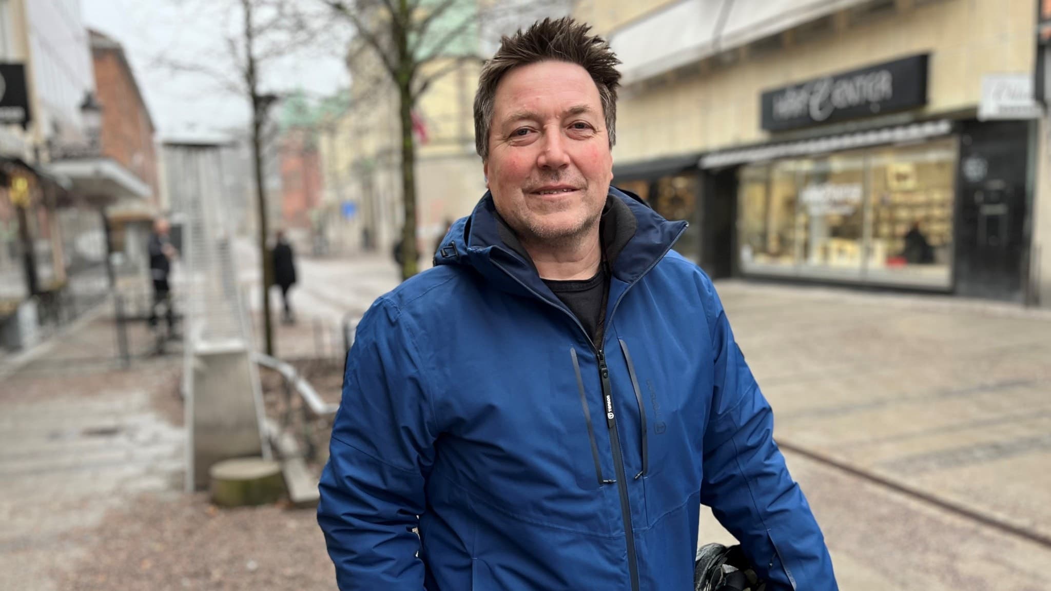 Lars Lundqvist, kristdemokratisk hälso- och sjukvårdsregionråd i Sörmland, står med cykelhjälmen på en gata i Nyköping. 